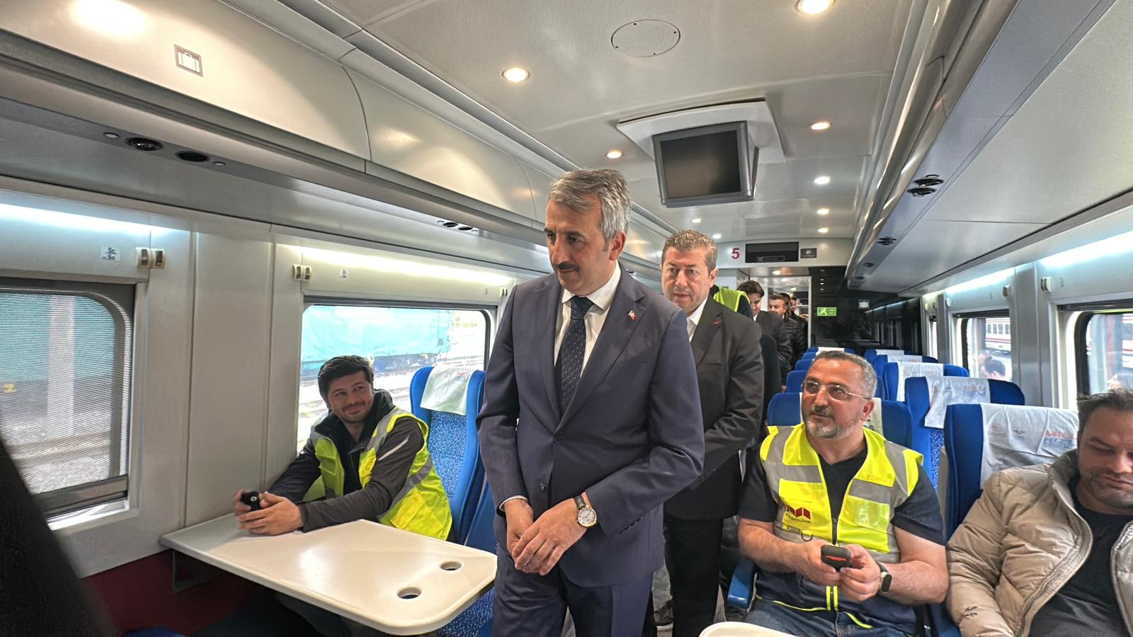 Halkalı-Kapıkule Hızlı Tren Projesi’nin %99’u tamamlanan Çerkezköy-Kapıkule etabında test sürüşleri başladı. Edirne Valisi Yunus Sezer’in katılımıyla gerçekleştirilen denemelerde 220 km hıza ulaşılması hedeflenirken; projenin tamamlanmasıyla İstanbul-Edirne arası yolculuk süresi 1,5 saate düşecek.